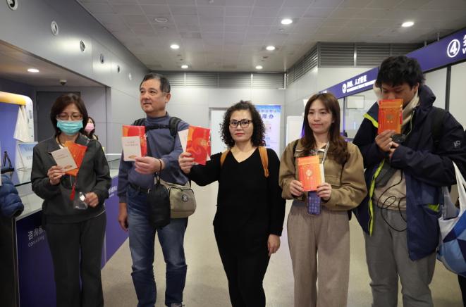 翻脸比翻书还快！回到湾湾就不承认了？大陆全力协调包机，把70多位在中东滞留多日的