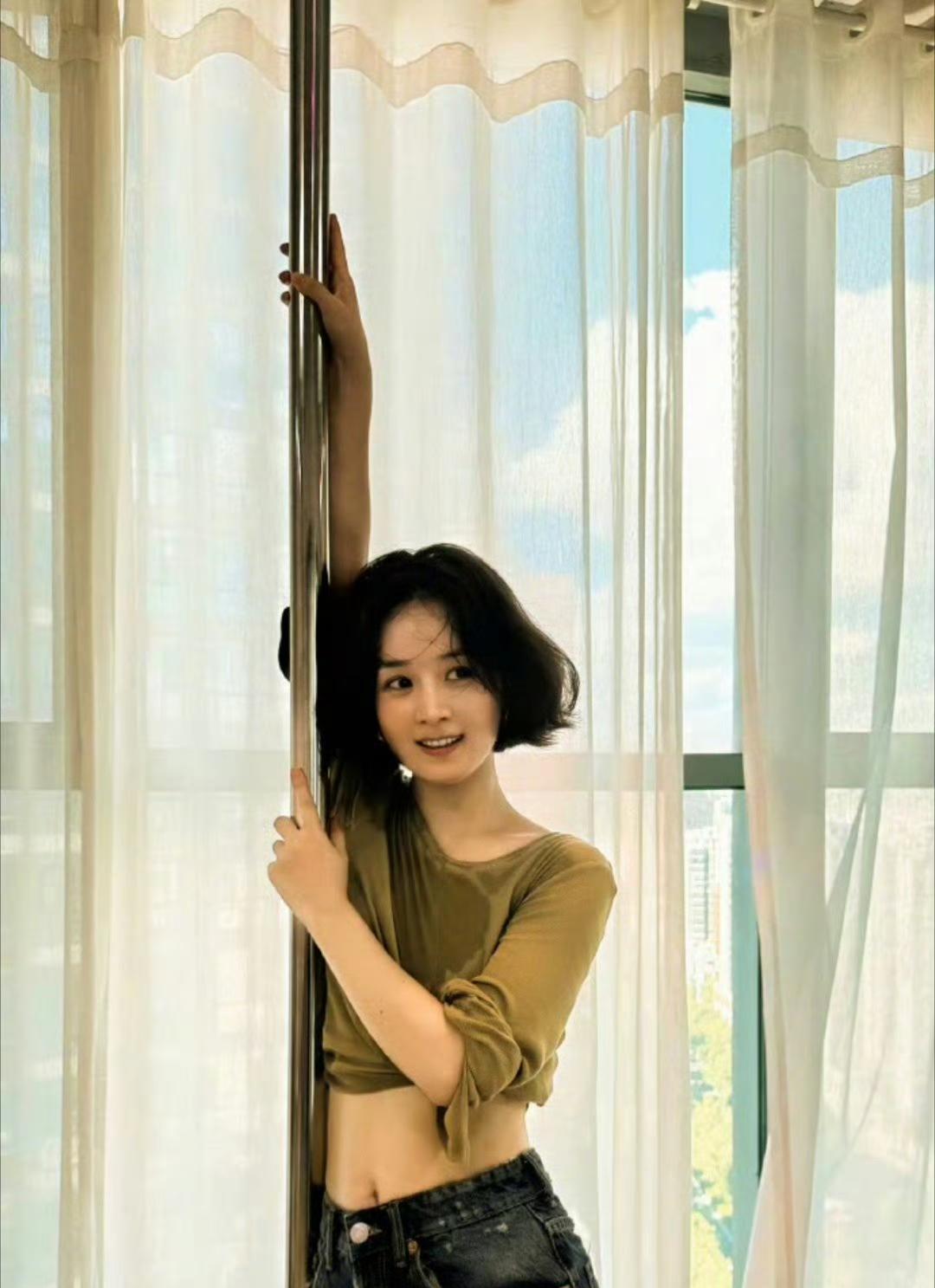 颖宝为角色玩命练钢管舞，

戏份被砍却火出圈！

刷到颖宝跳钢管舞的照片，

我