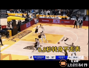 球鉴：胡金秋0.8秒绝平，有很大的争议。
1、球边球员发出球就开始计时；
2、场