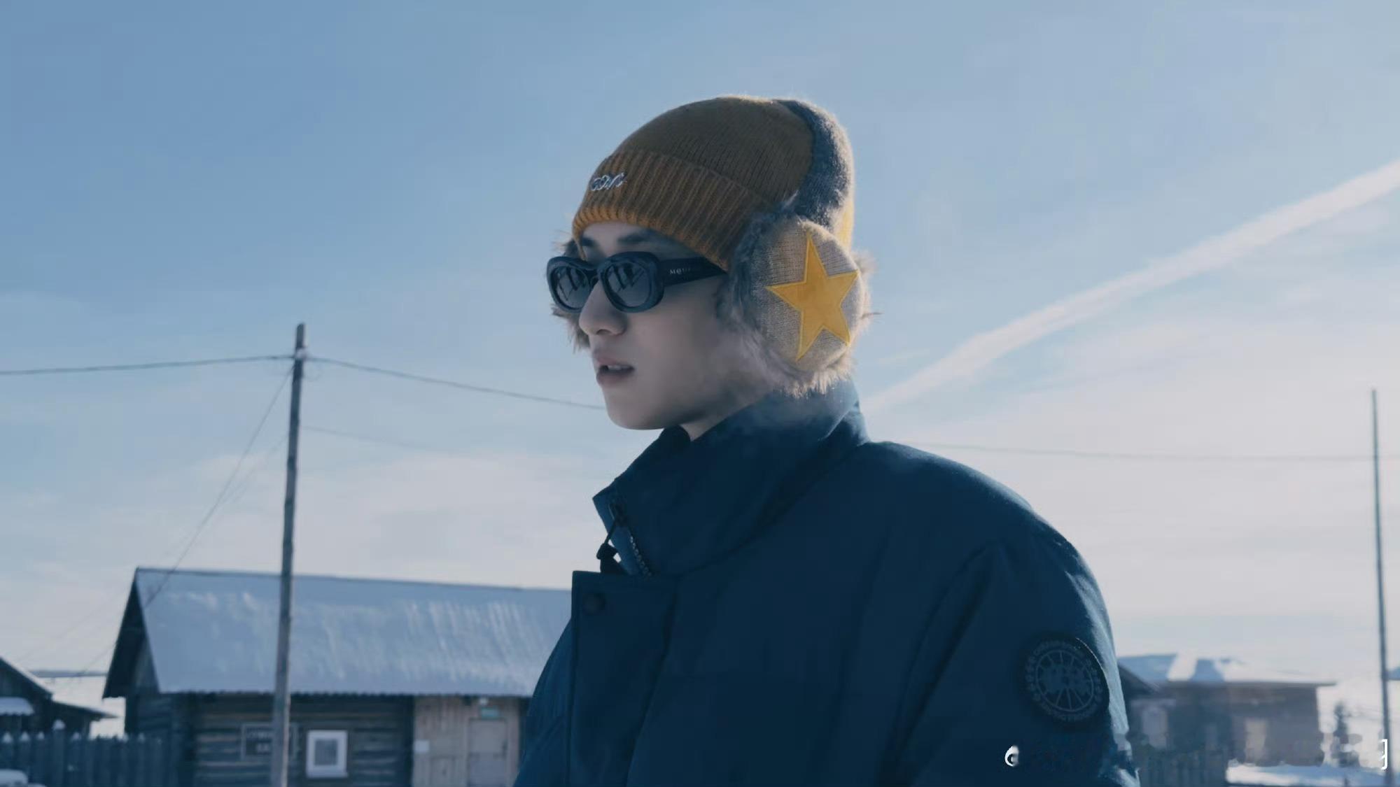 严浩翔俄罗斯的旅行明信片严浩翔俄罗斯的旅行明信片送达黄色毛线帽+墨镜🕶️三宫格