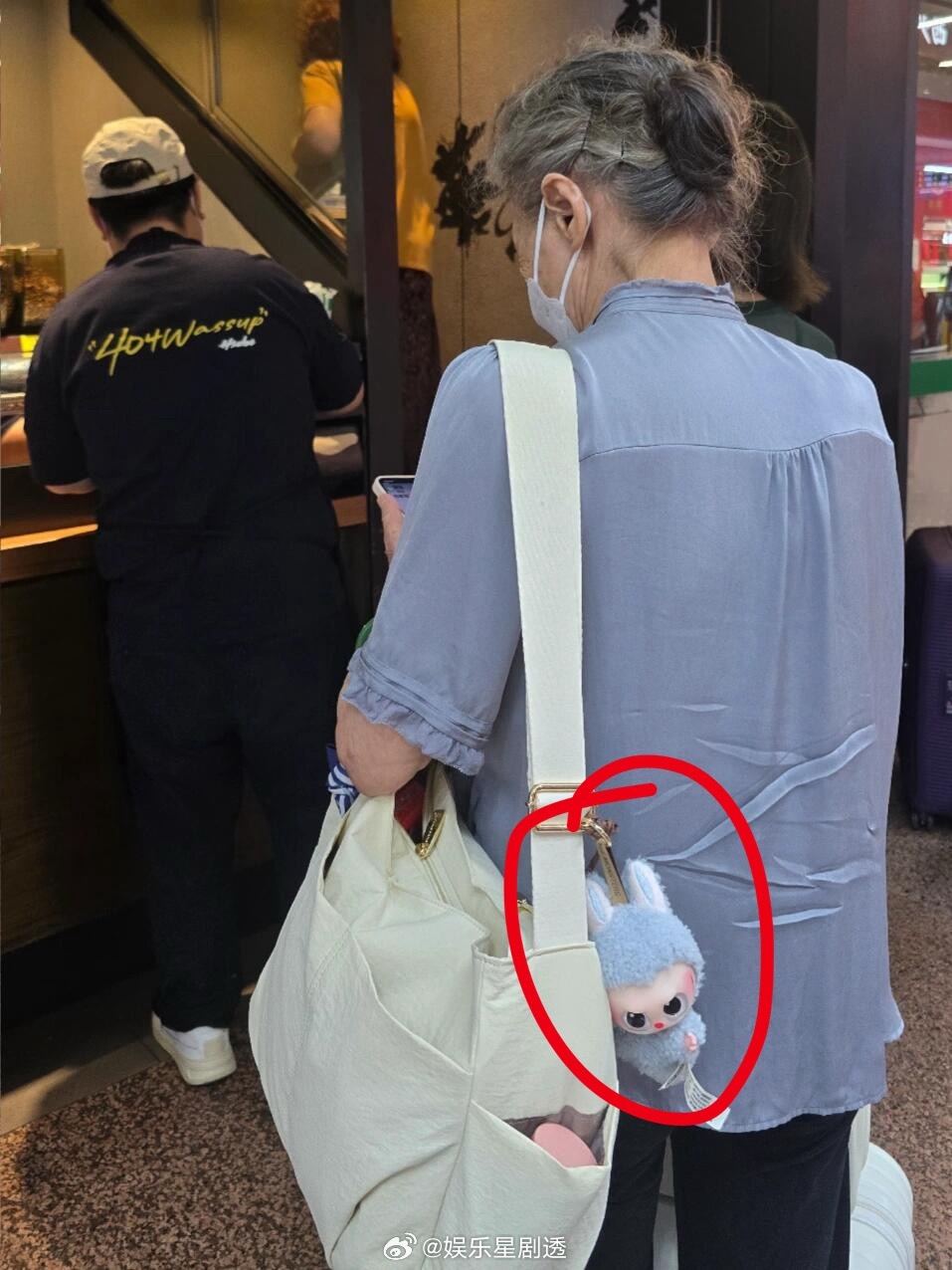 吴彦姝也别着labubu，奶奶活出了女人老年最美的样子 ​​​