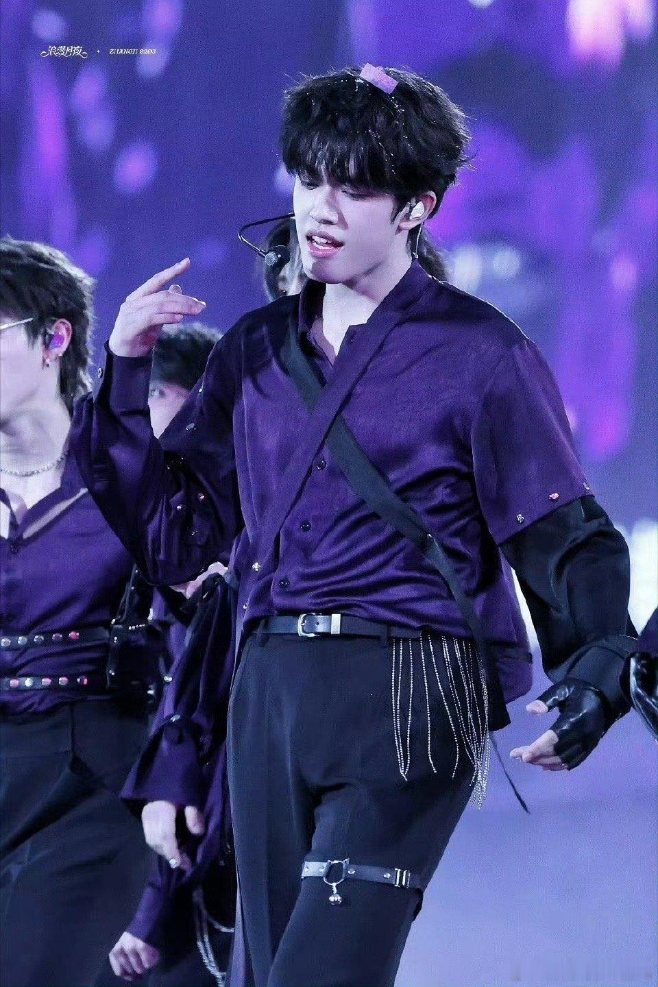 张极紫色衬衫配腿环 当别人还在追赶潮流时，张极已经开始创造属于自己的视觉符号了。