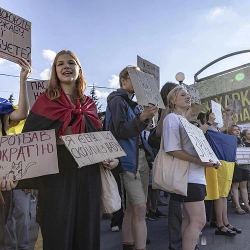 政治层面：权力博弈加剧，内部矛盾凸显

• 巩固权力与排除异己：泽连斯基通过内阁