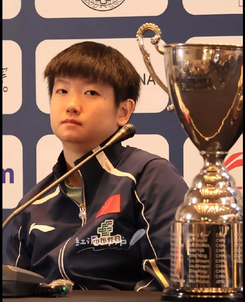 这眼神，太杀了！莎莎世界杯三连冠，格局拉满！
 
孙颖莎牛！🎉 世界杯三连冠，