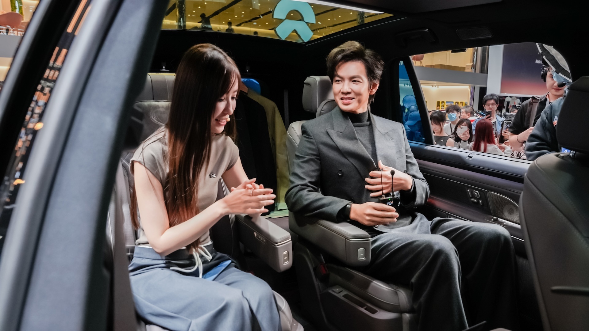 钟汉良来蔚来展台啦！深度体验了ES8的陆地头等舱实力！6人12箱的超大商务空间，