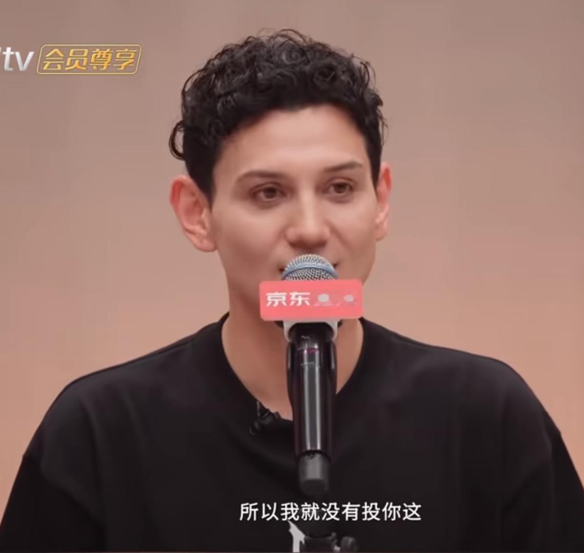 艾热补刀：《走马》这首歌对我少了一点点诚意！
哈哈哈，披哥选歌环节，贡献笑点的居