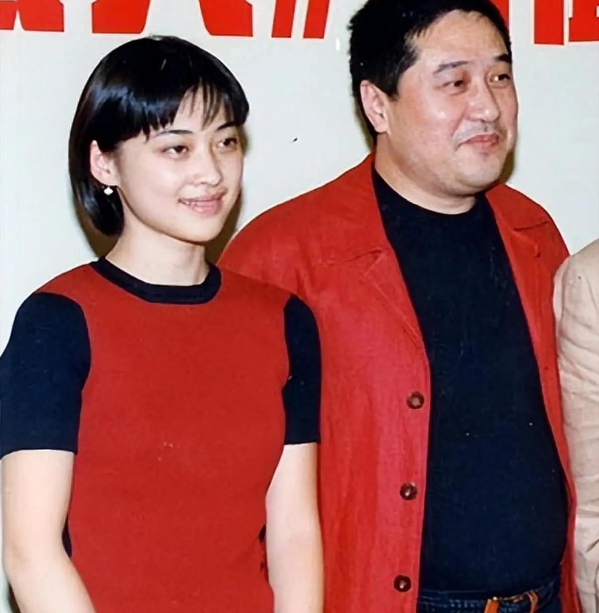 1999年，导演叶大鹰为了和年轻演员梅婷在一起，选择跟患难妻子姜南离婚，净身出户