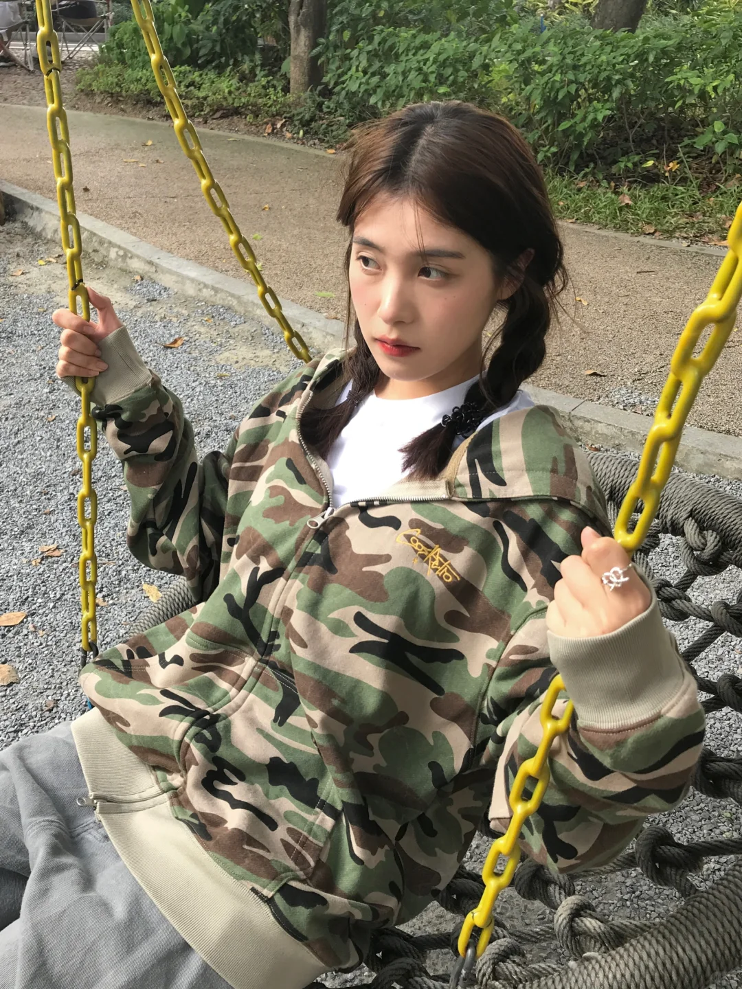 荡秋千咯