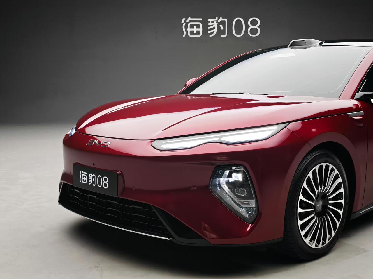 海豹08这外观，简直长在我的审美点上！全网实拍首图一出来，就美得不可方物。它延续