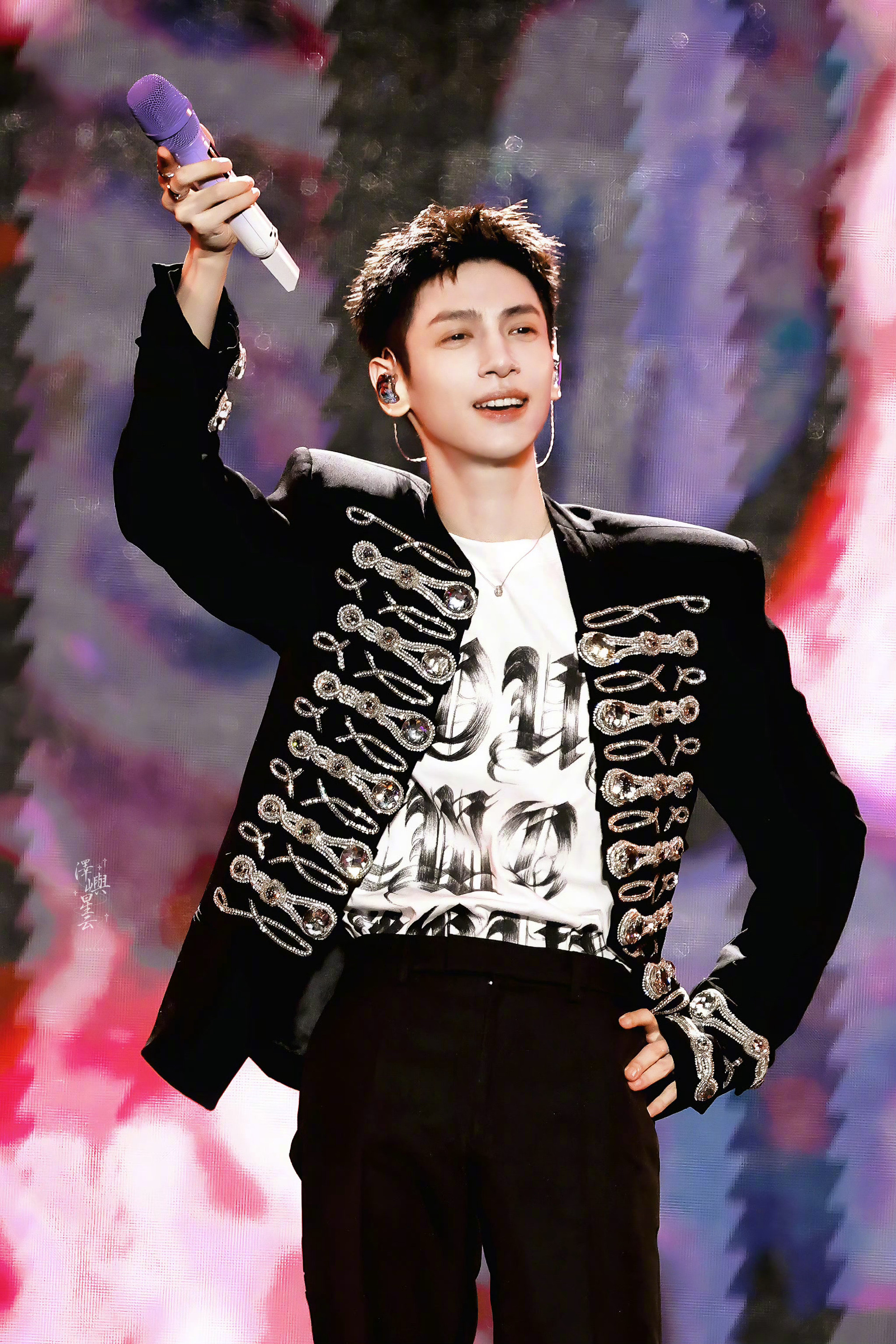 罗云熙江苏卫视跨年演唱会官宣罗云熙确认参加江苏卫视跨年演唱会，又可以看到歌手熙的