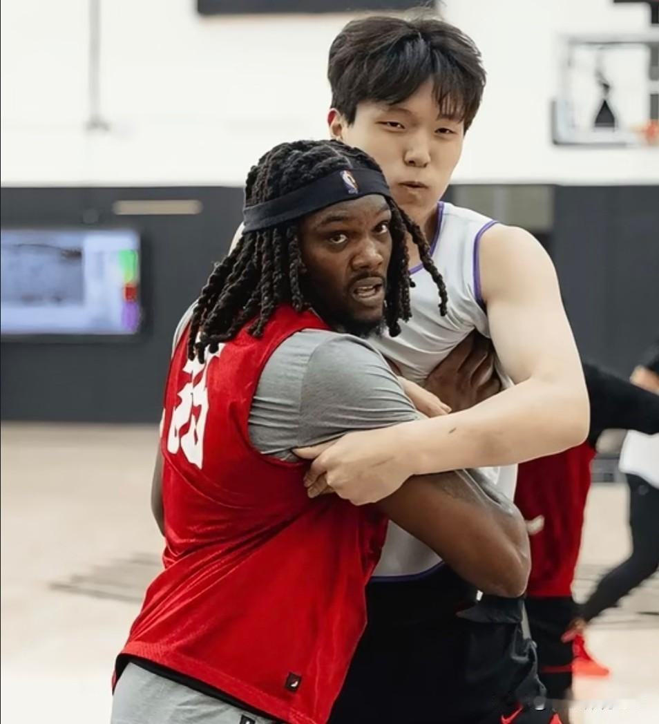 地板流变弹簧人？
为了大合同也是拼了！
罗威8分钟4分5板4帽！这数据谁顶得住？