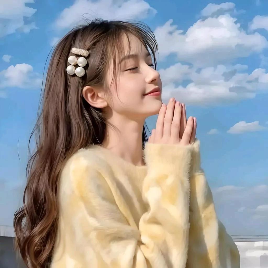 阳光下的少女，闭眼祈祷，愿一切安好。少女的笑容 红衣微笑少女 白的发光少女 闭眼