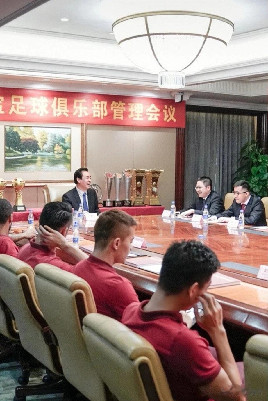 恒大的经营逻辑是什么？就两点:往死里借钱，往死里捐钱！

“一借一捐”看似自相矛