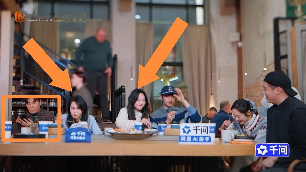 伊能静，金莎“演”得有点过火，
马頔出言制止，
金莎，伊能静面露难色。


伊能