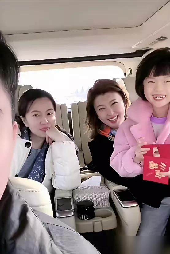 闫学晶跟继女亲如母女，哪是演的？
1993年，21岁的她嫁大10岁的二婚林越，