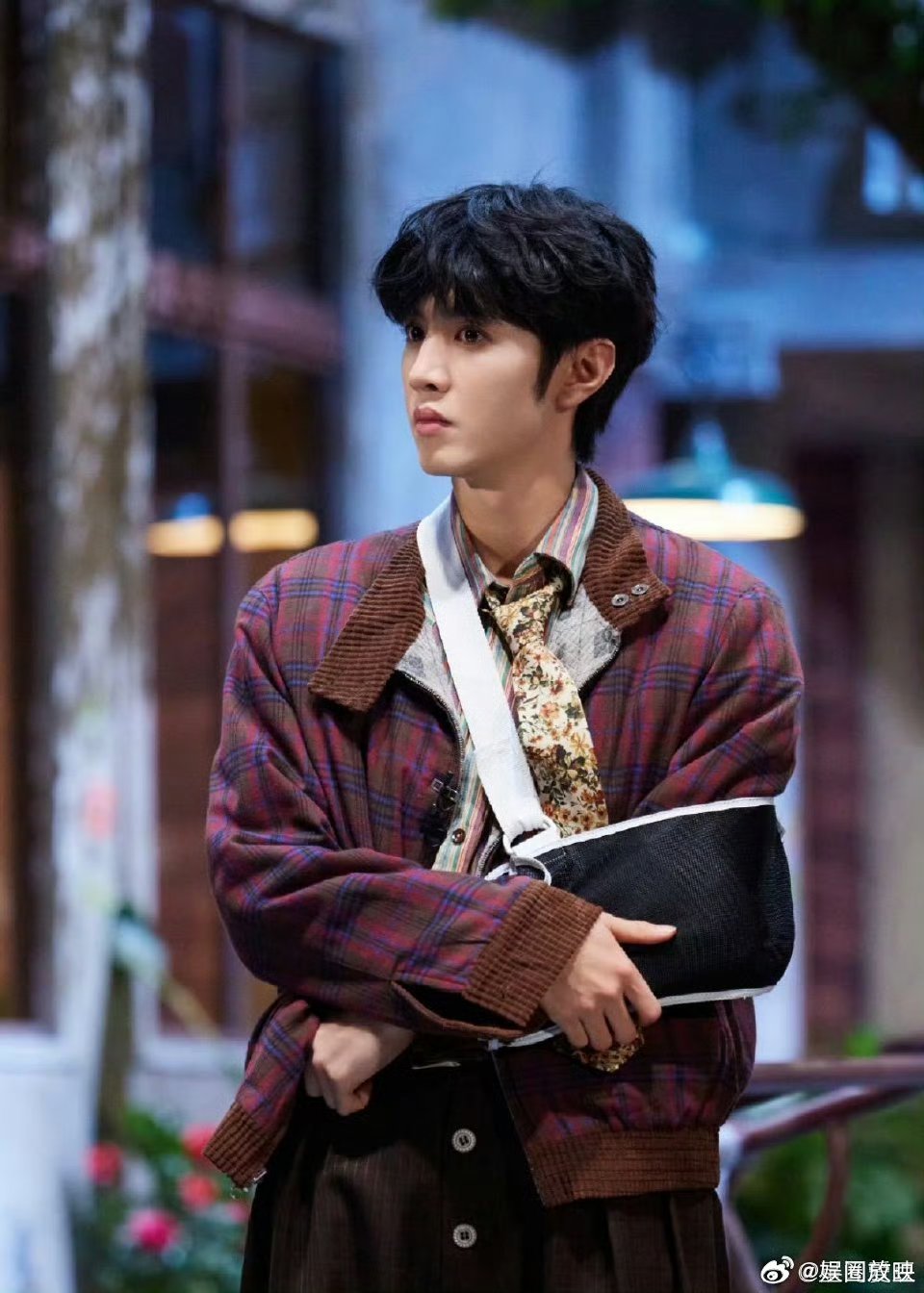 陈哲远骨折是自己洗澡摔的 大侦探11陈哲远洗澡骨折也太让人心疼了！自责怕拖慢工作