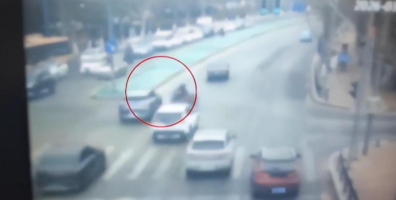 看着都疼！最近大连这起车祸太让人揪心了。一位67岁大爷骑车连续闯红灯，结果被三辆