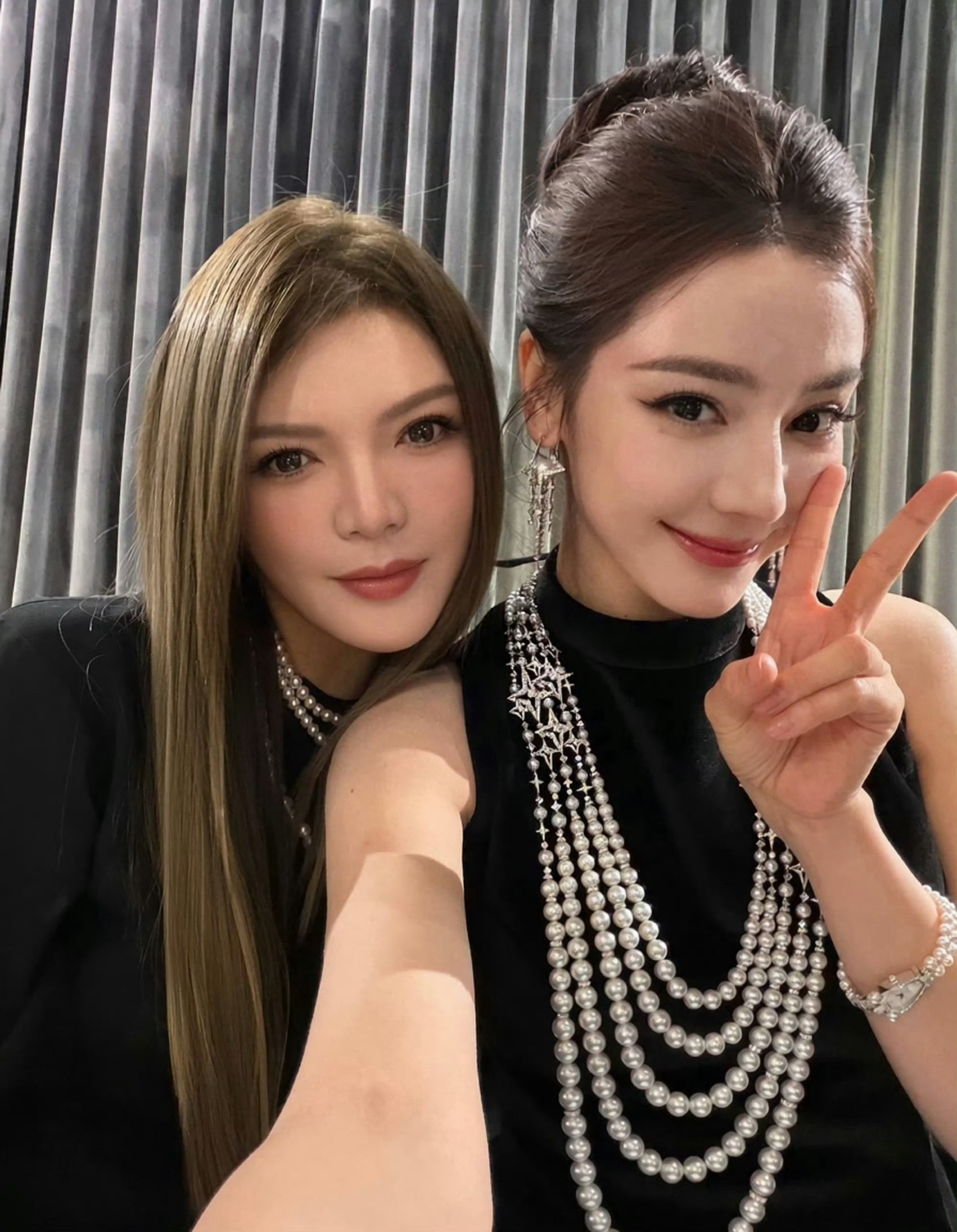 迪丽热巴和御木本总裁的合照热巴这状态绝了！珍珠项链叠戴太戳我，总裁合影状态非常在