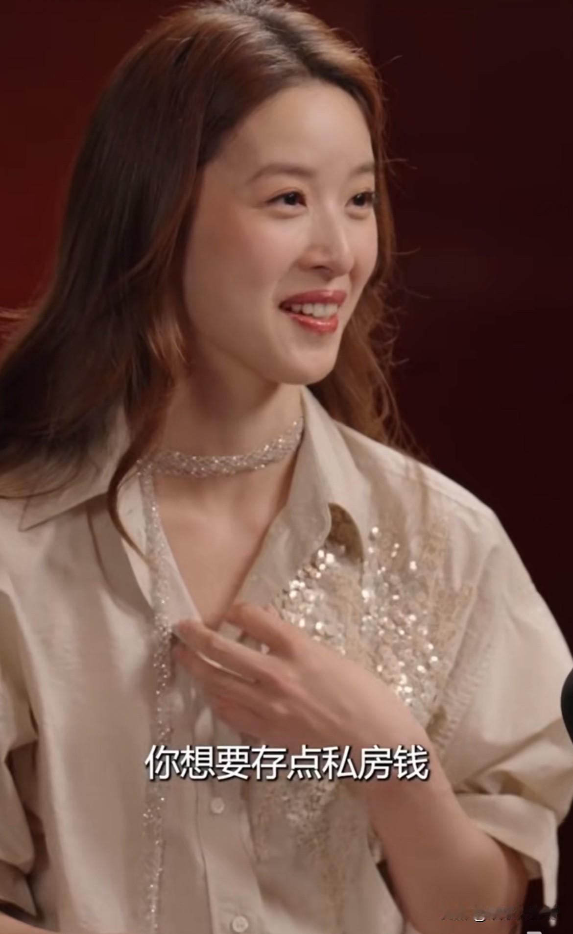 何超琼是赌王千亿资产的继承人和掌舵人，商界一姐，她讲起当年自己不靠父亲独自在外工