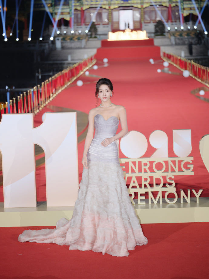 居然有综艺边啃猪蹄边聊减肥 太有看点了！综艺中六位男艺人围坐吃川菜，啃着猪蹄却口