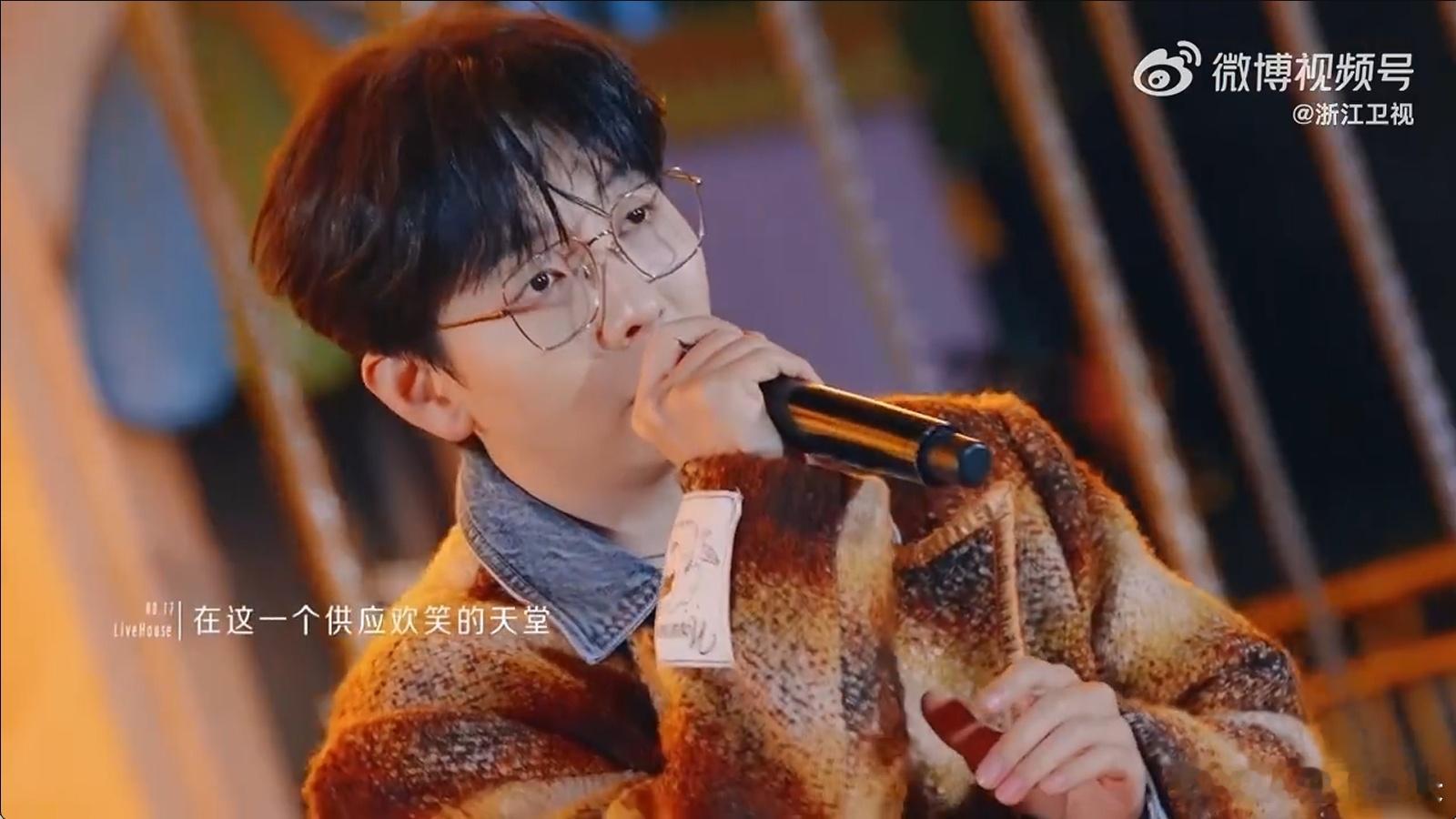 胡夏在旋转木马唱旋木  胡夏在旋转木马旁深情演绎《旋木》，他的歌声恰似春日里的暖