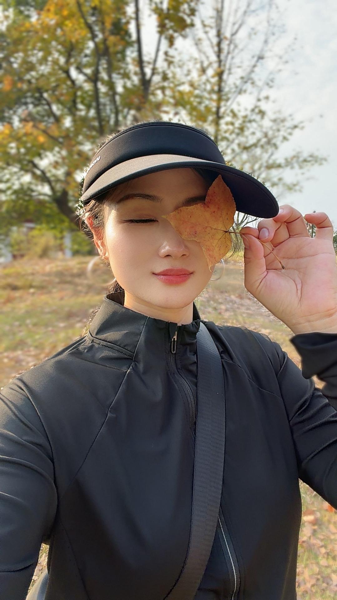 把情绪丢在秋风里，                 不听，不说，不等，不盼…….