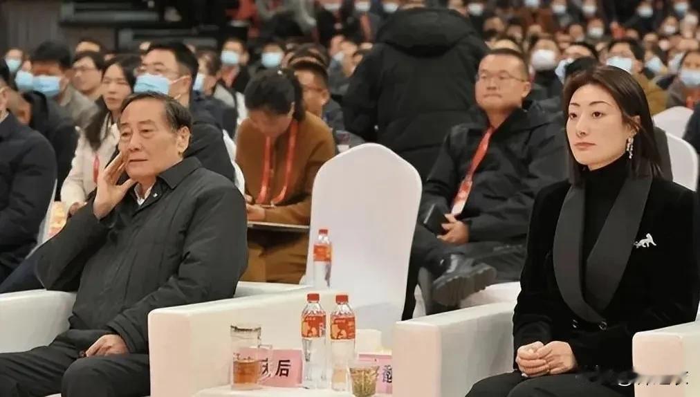 老宗对这个事件里所有人都是物尽其用，对于小三杜建新，看她外语不错还能干 ，就让她