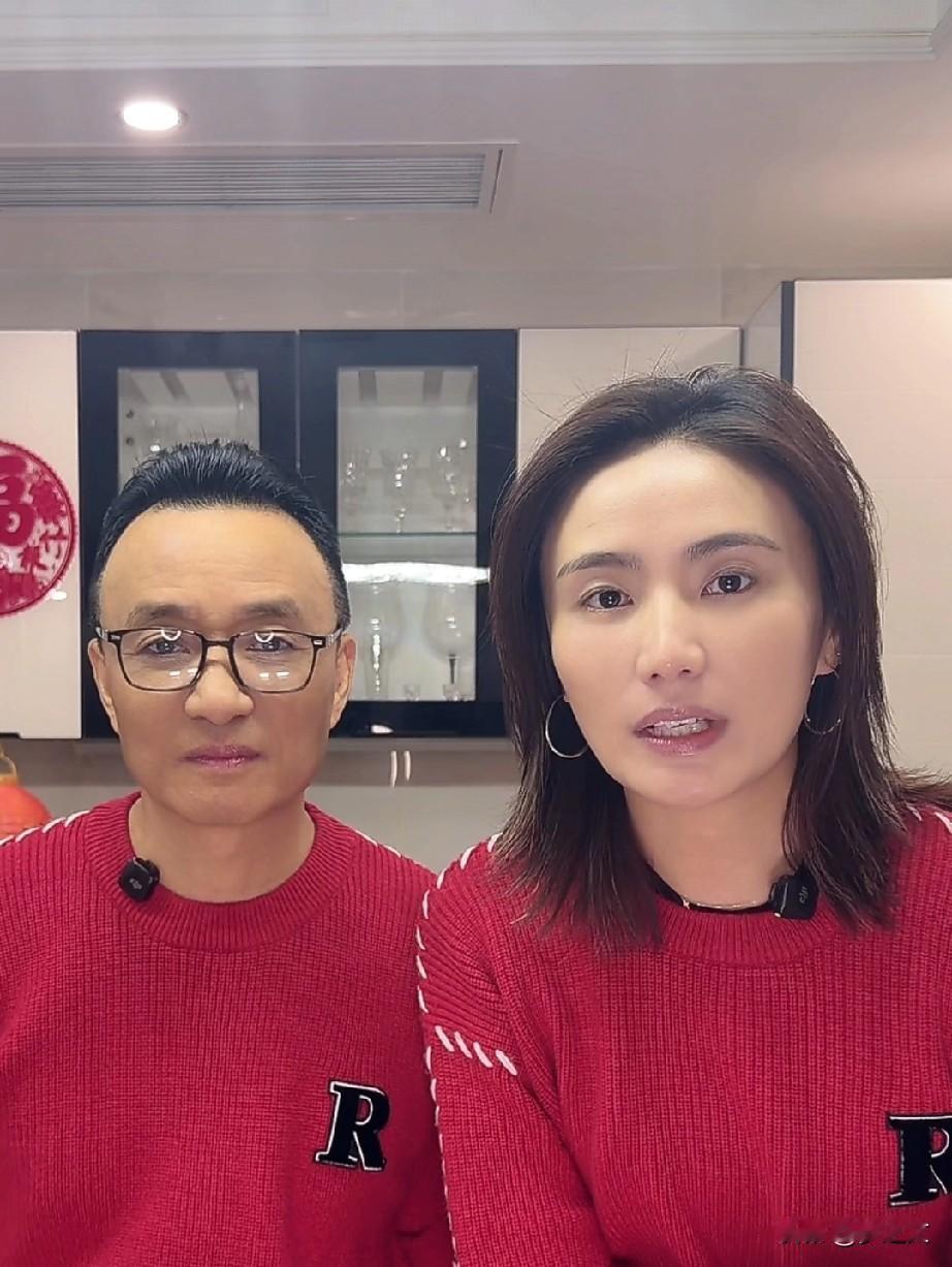 海哈金喜爸爸就是显年轻，不说年龄真是不知道他有那么大了，父女俩长的真像！