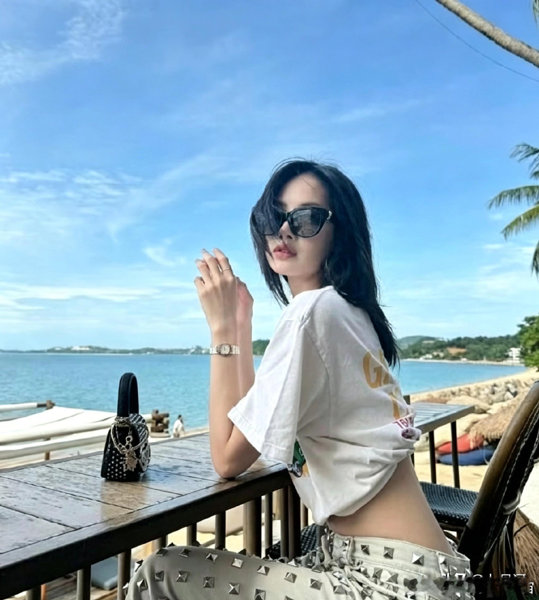 Lisa这裤子坐着不会屁股痛吗 