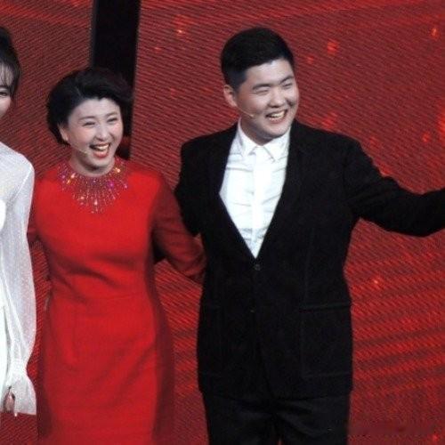 闫学晶儿子喊“娘的错儿子担”：这场道歉藏着最好的成长课
 
闫学晶直播哭诉儿子年