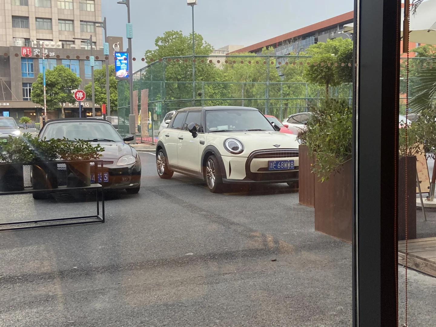 这辆被叫做mini的车，停在我车旁边，大得像一辆厢式货车，谁是真正的m...