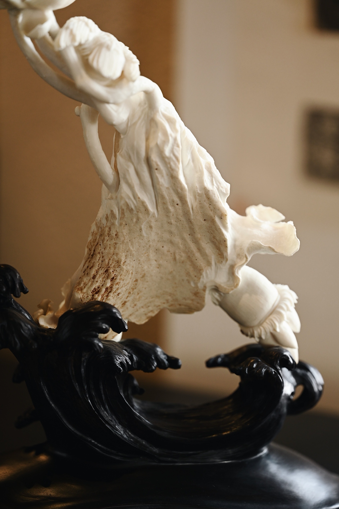 鹿角 | 荷风入画 摆件整料雕刻，刀工鲜明立体，荷叶舒卷自然，荷花盛放，瑞鸟栖于