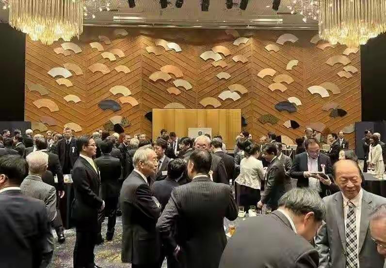 中国首次缺席中日经济团体年会。
这表达了我们制裁日本经济的决心，既然人家不友好了