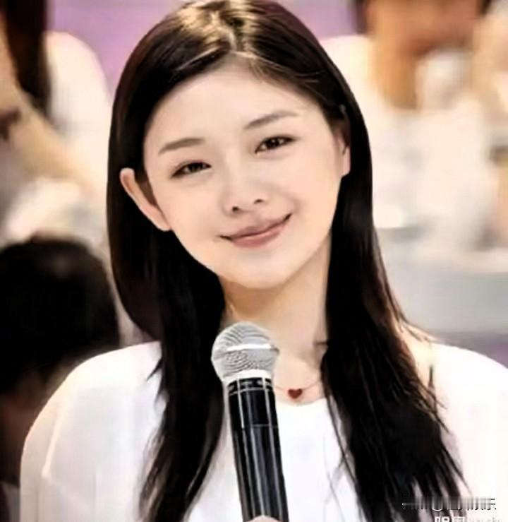 徐熙媛再现？
什么情况？
重庆某大学生的相片近日传遍网络，
为什么传遍全网？
只