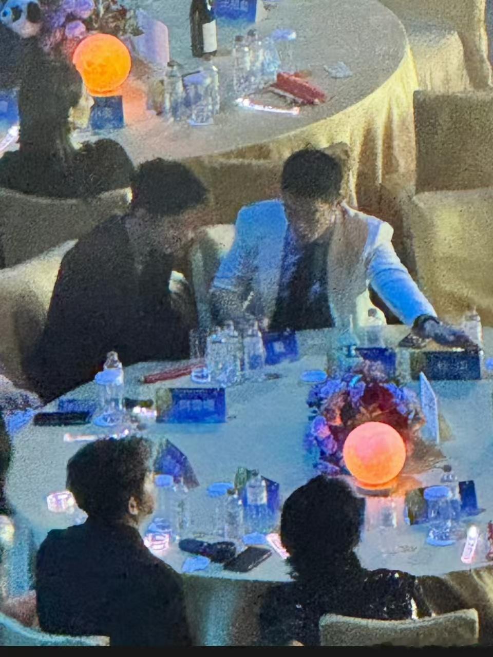 #杜江找肖战要签名##肖战给杜江签名#肖战给杜江签名，狠狠羡慕了，[太开心][太