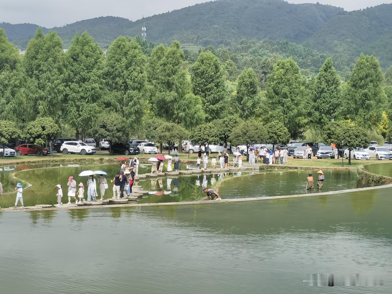 上联：昨夜狂风暴雨，诚邀君赐下联今日风平浪静。