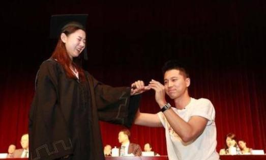 2013年，参加完王雷和李小萌的婚礼后，导演毛卫宁把王雷拉到了一边，问到：“喝大
