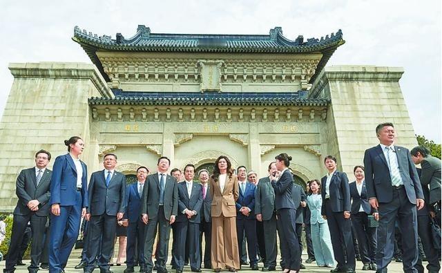 特朗普4月13日说：“我对所有进口中国汽车征收100%关税。他们正在冲击欧洲市场