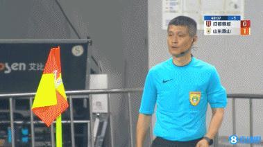 山东泰山又被针对了？球迷：不是误判，这就是明目张胆的黑山东泰山啊！

吴兴涵解围