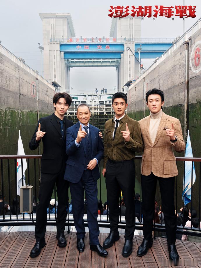 澎湖海战剧组又上船了 从立项就开始蹲的宝藏电影！剧组长江之上签写“盼祖国统一，祝