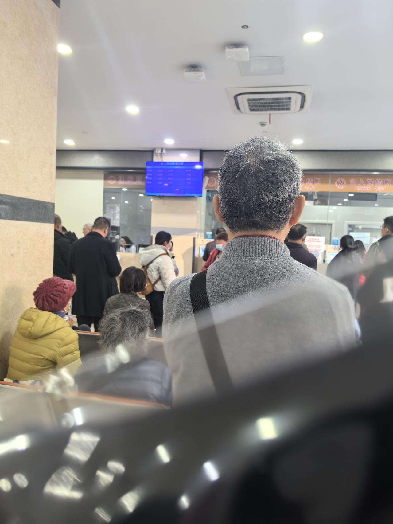 中午我爸终于住进病房，吃了十五元的盒饭，那是真难吃。南甜北咸所言不虚啊。

我吃