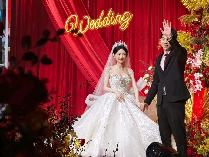 歌手陈雪凝结婚 1月17日，歌手陈雪凝结婚，她还在婚礼上演唱了自己的歌曲。据悉，