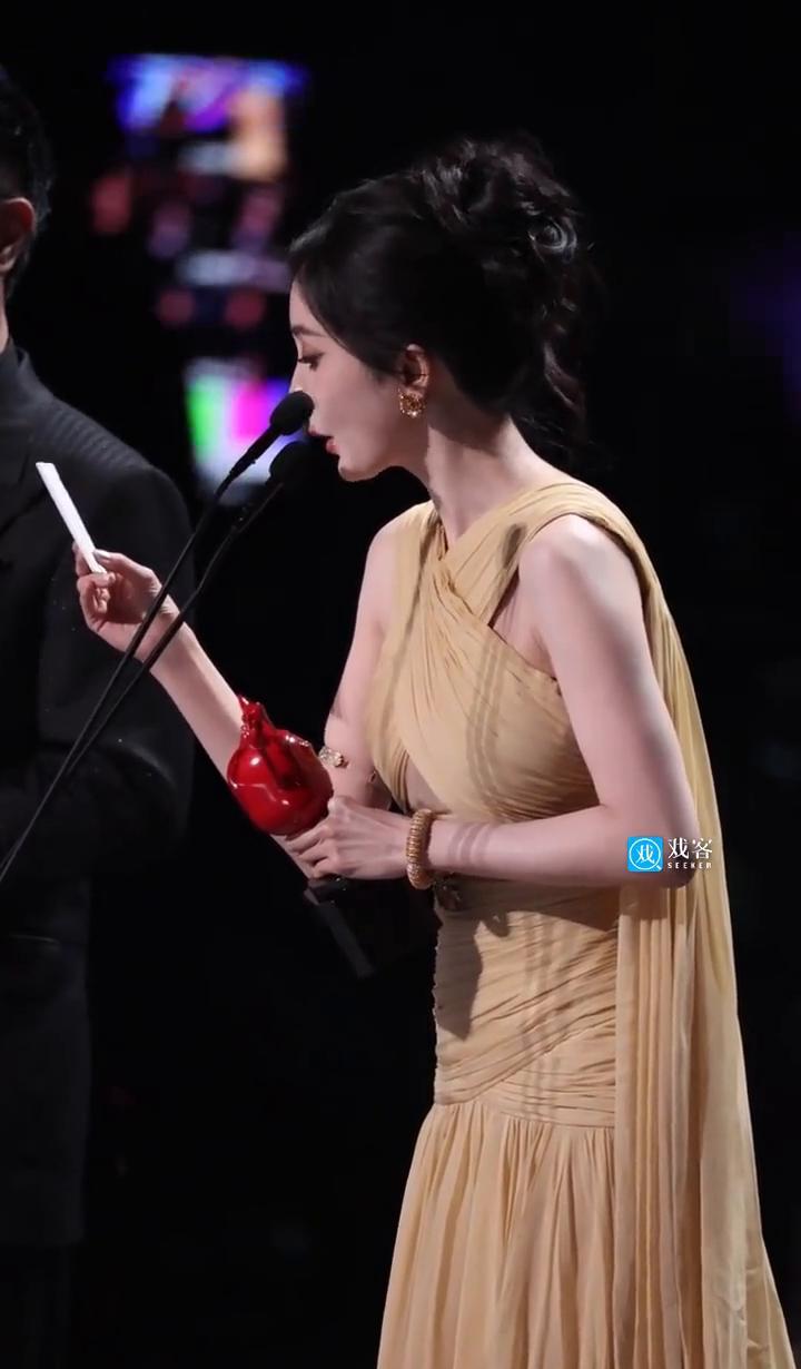 她没到场。
是因为突发高烧。
台上多了一枚“年度匠心演员”的奖牌。
别只看光鲜。