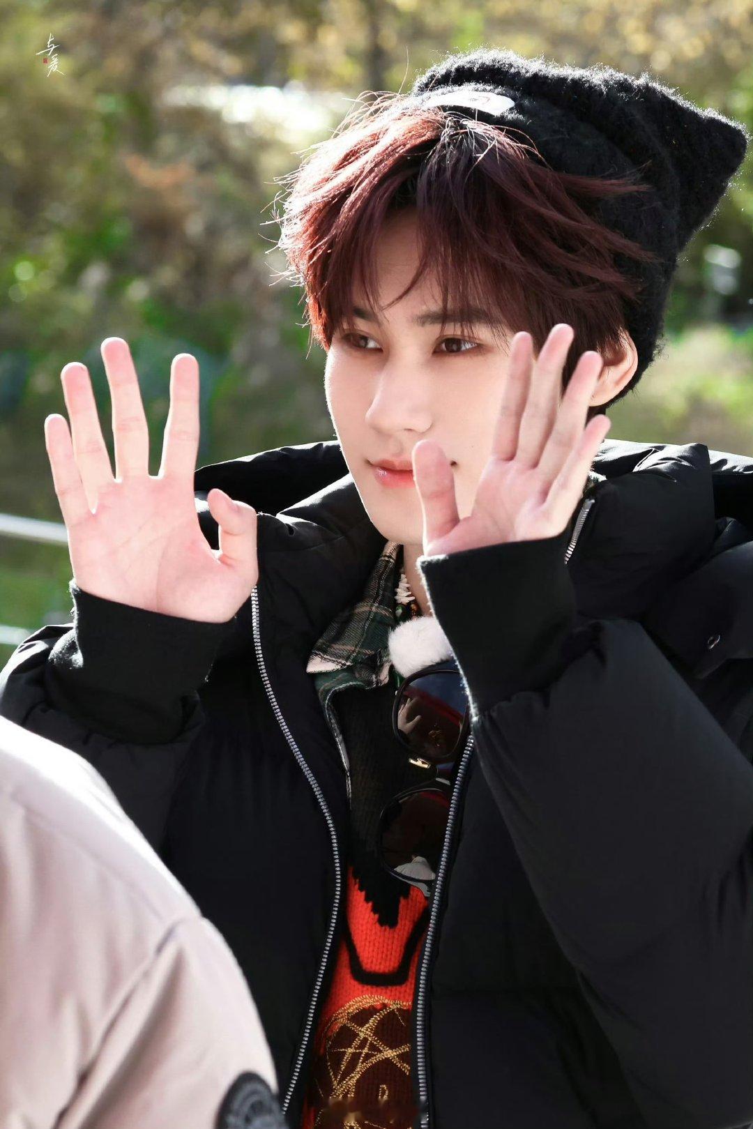 张真源猫耳朵帽张真源《奔跑吧》路透太绝！猫耳朵帽配俊脸，又乖又帅，录制顺利呀！ 