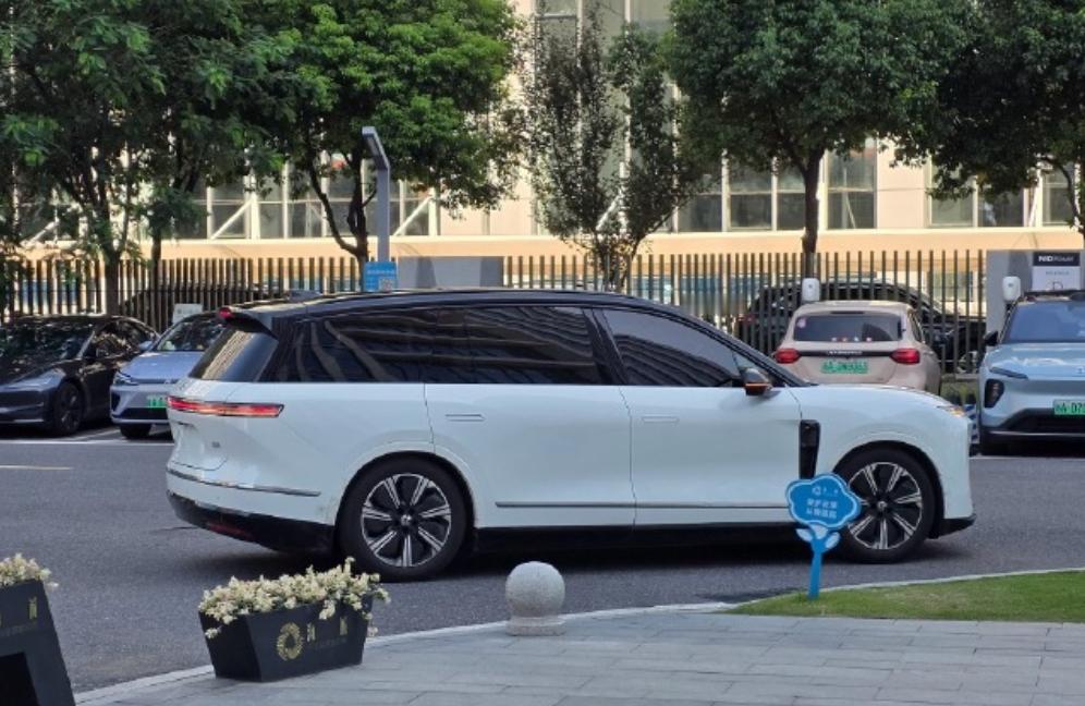 全新第三代蔚来ES8的白色款实车图曝光第一眼看过去感觉有点像领克900[二哈][