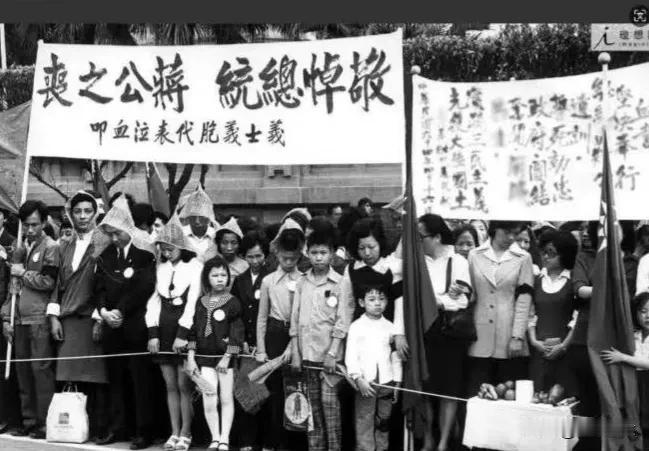 1975年4月5日蒋介石因病过世，图为蒋公灵车所过之处悼念的民众。
#历史老照片