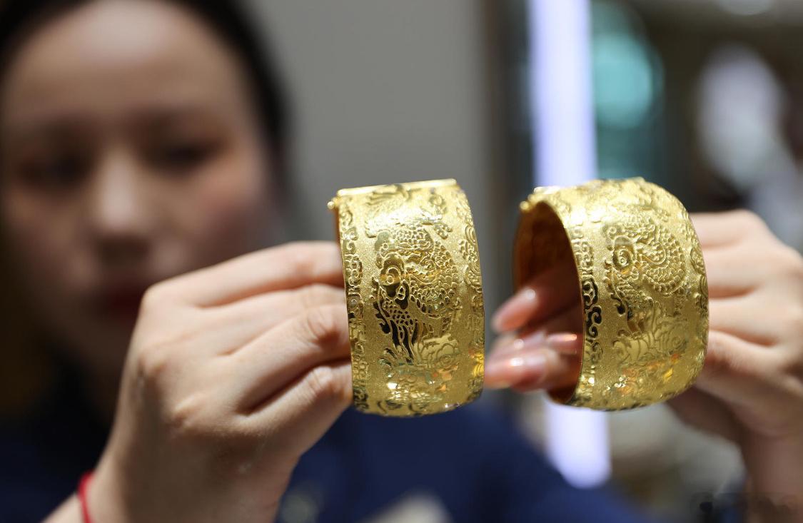 🔥金价大跌女子狂卖2斤金条黄金金价大跌 恐慌出逃！94万火速落袋金价三连跌，投