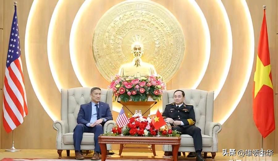 看到两人背后的“胡志明”半身铜像后，瞬间眼前一亮，从“胡志明像”身上散发出去的万