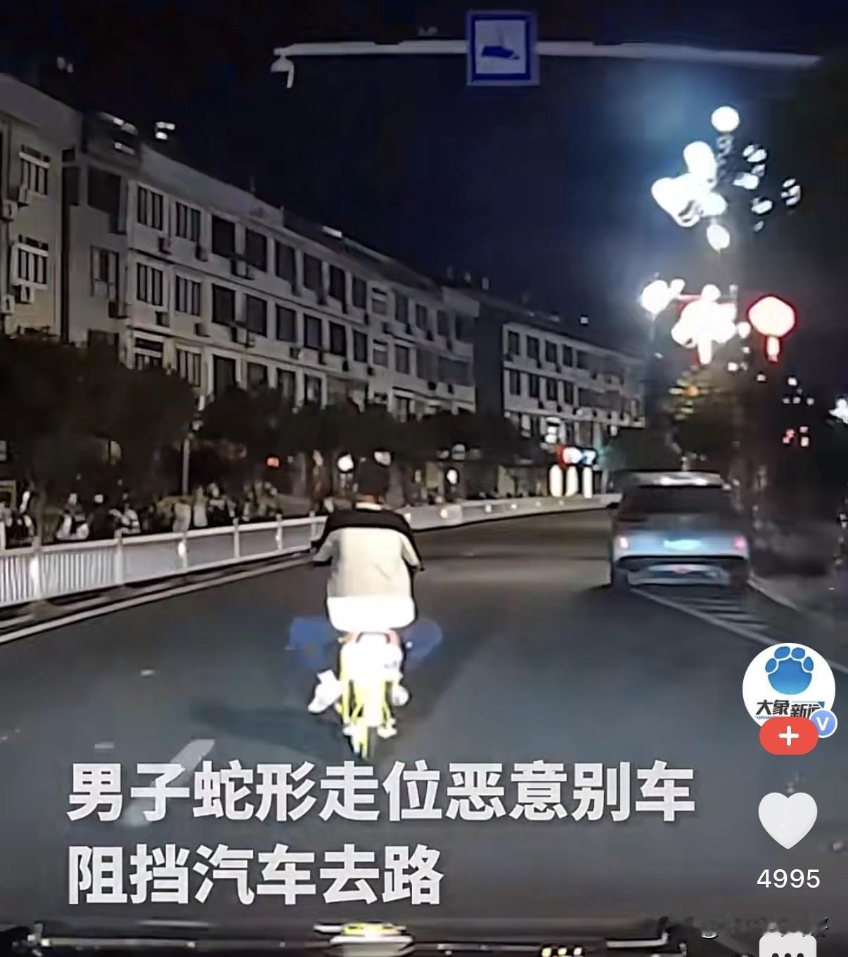 福州，一个男子骑着电动车，在马路上慢悠悠行驶。后方小轿车正常想要超车通行，本来就