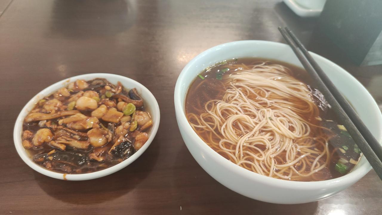 一碗鳝丝虾仁面38元[灵光一闪][灵光一闪][灵光一闪]